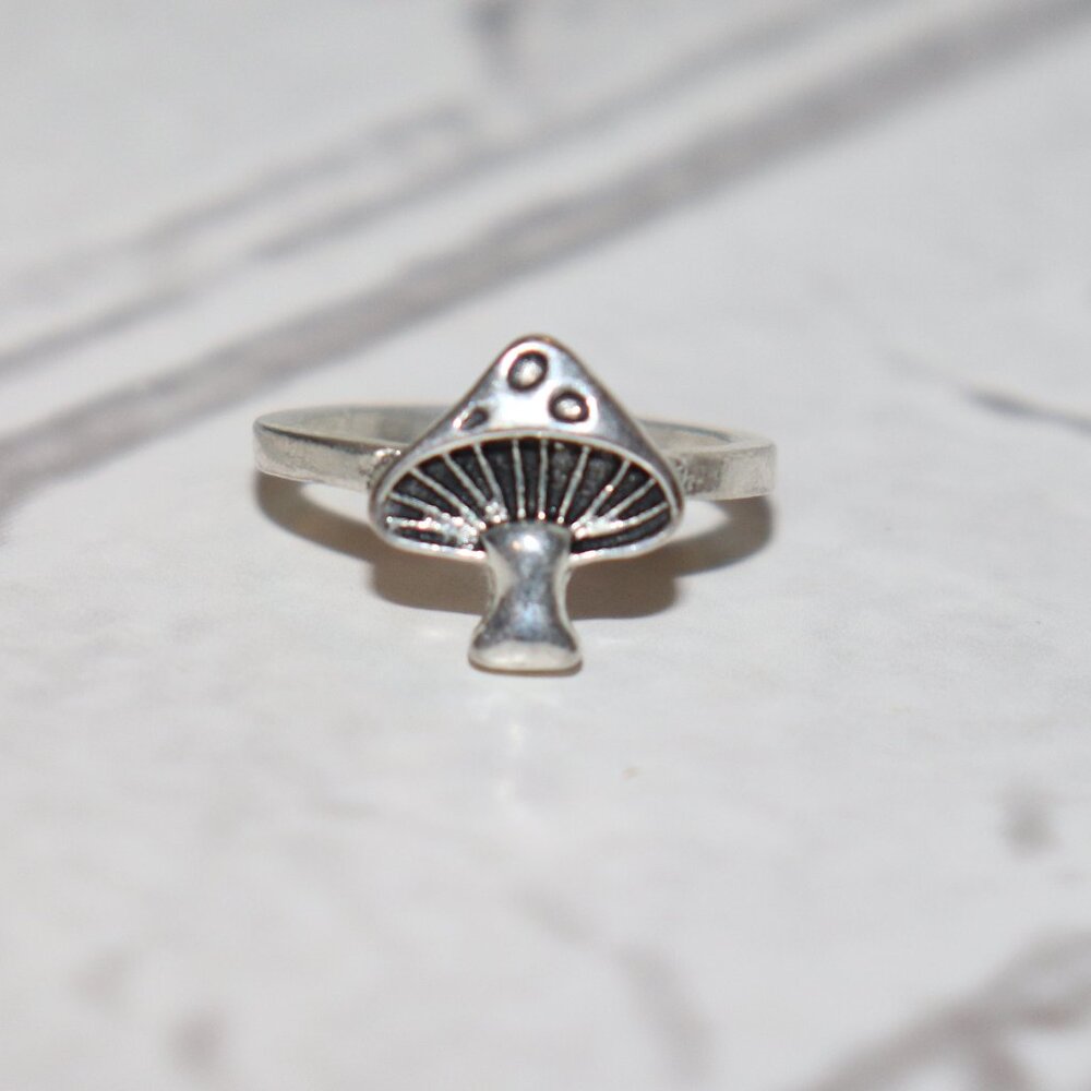 🍄 Fun Cottagecore Mushroom Silver Ring – Size 6.5 Whimsical Charm · Nature-